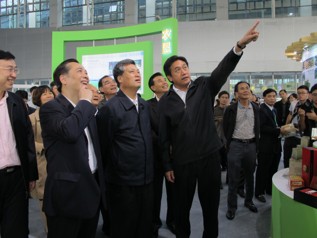 马兴瑞书记、邓海光副省长一行现场视察省社展台。