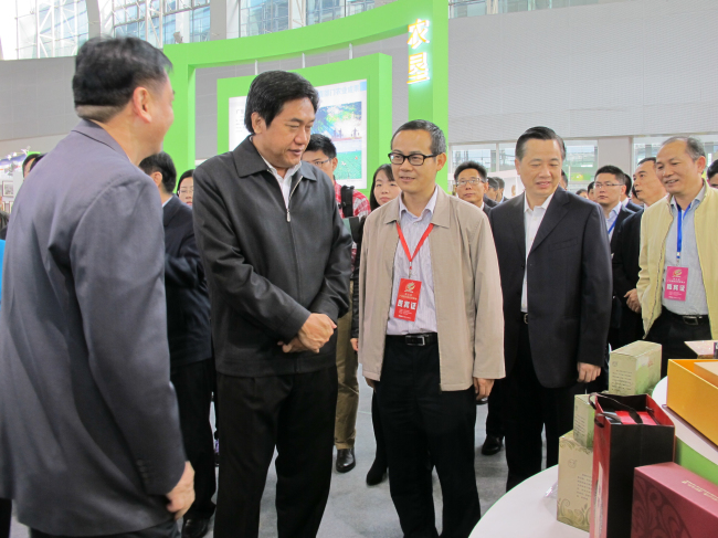 邓海光副省长一行在省社林少俊副主任陪同下，视察省社展台。